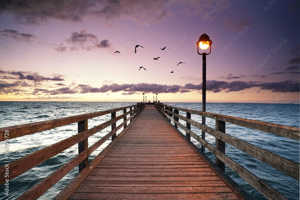 einsame Seebrücke am Meer