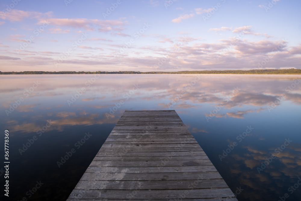 Embarcadero en el Lago Leon, Francia.