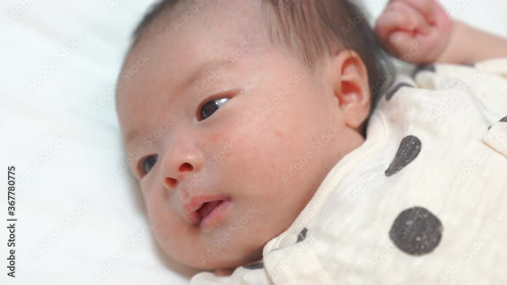 何かを見ているリラックスした赤ちゃん