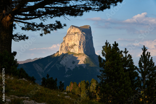 Fényképezés Mont Aiguille and the Vercors High Plateaus in summer at sunset