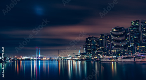 Cuadro en lienzo Bolte Bridge lit in the night time