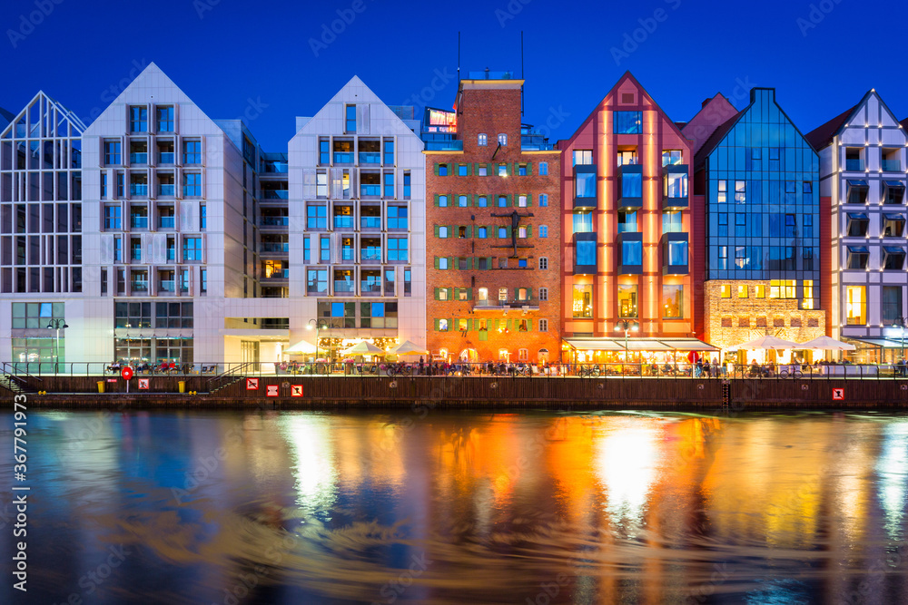 Obraz premium Architecture of the granaries island in Gdansk at night, Poland
