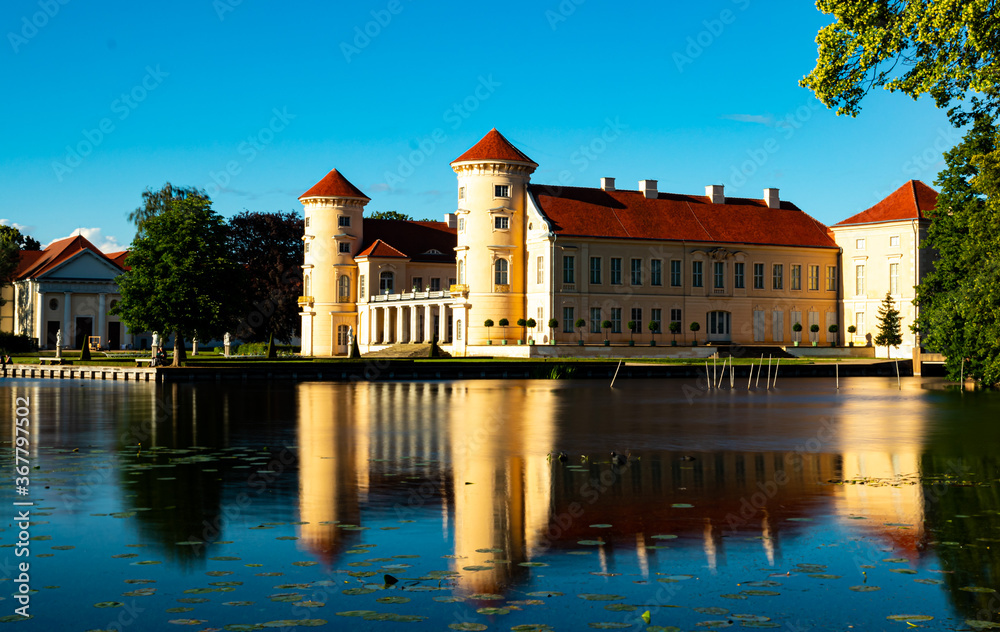 Schloss in Rheinsberg vor einem See in Brandenburg