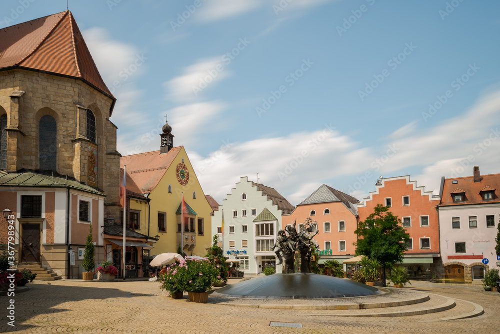 Marktplatz mit Rathaus in Cham in der Oberpfalz, Bayern an einem sonnigen Tag im Sommer mit Wolken am blauen Himmel