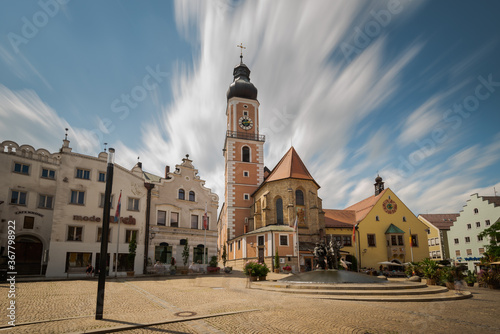 Photos Marktplatz mit Rathaus in Cham in der Oberpfalz, Bayern an einem sonnigen Tag im