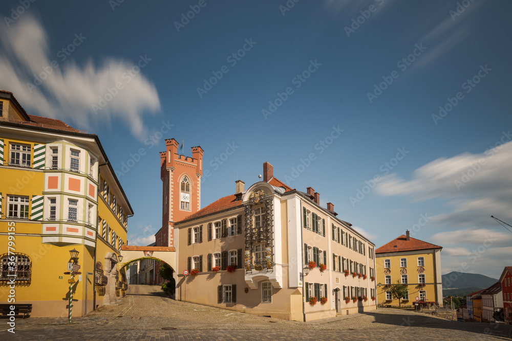 Rathaus, Stadtturm, Amtsgericht und Glockenspiel auf dem Stadtplatz in Furth im Wald