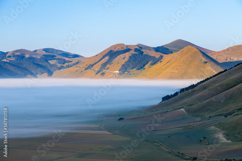 Pian Grande a Castelluccio di Norcia parzialmente coperto dalla nebbia