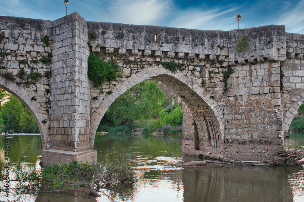 Detalle arco del puente medieval de Simancas, España