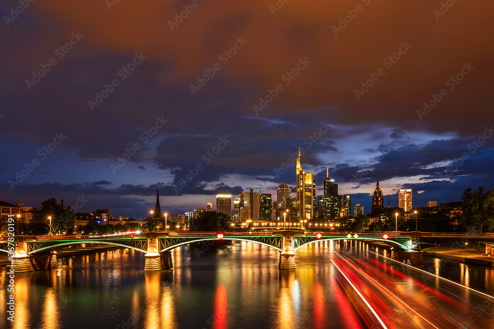 Fototapeta premium Frankfurt am Abend während einem Gewitter