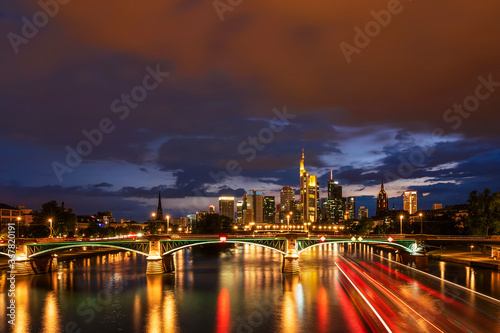 Frankfurt am Abend w  hrend einem Gewitter