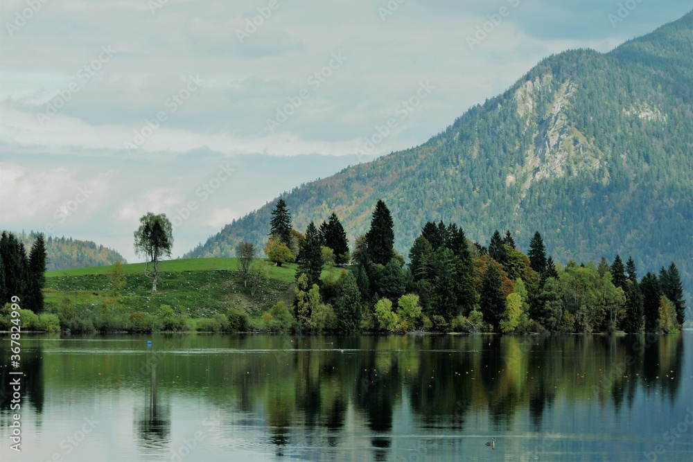 Krajobraz gór z jeziorem w Austrii