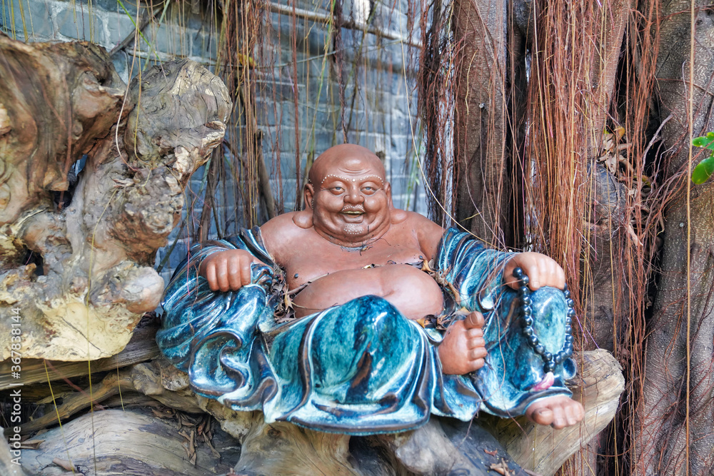 The God Hotei is the god of well-being, fun and communication. According to legend, he was a wandering monk of Tsitsa, who brought fun with him