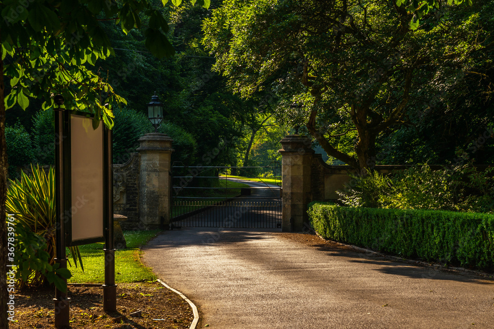 Obraz premium Interesting car access to property in the English countryside