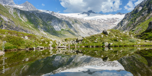 Fototapeta Naklejka Na Ścianę i Meble -  Panorama Bergsee mit Gletscher im Hintergrund