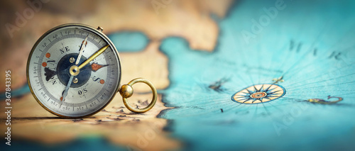 Photographie Magnetic old compass on world map