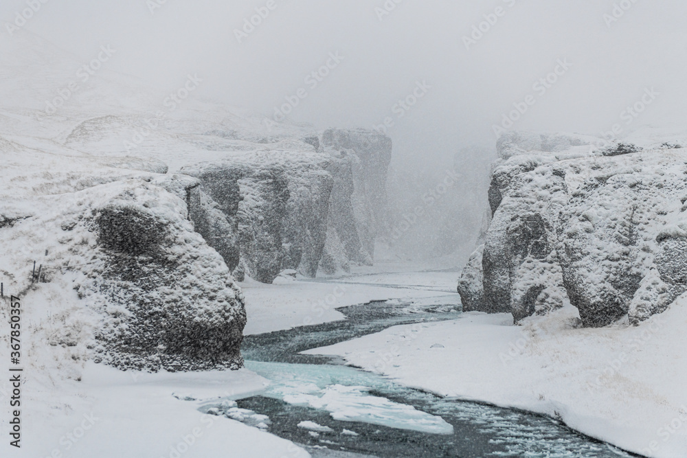 Φωτογραφία Snowstorm in Fjadrargljufur (Fjaðrárgljúfur) Canyon in South-Iceland