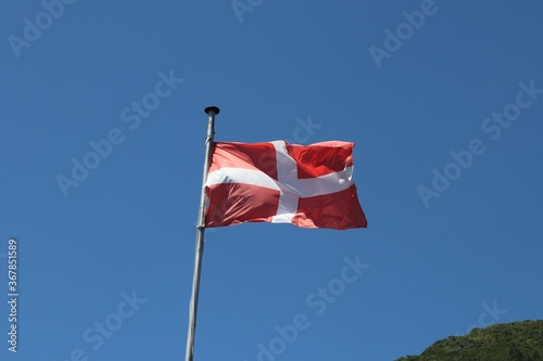 Drapeau savoyard rouge et blanc, ville de Menthon - Saint Bernard, département Haute Savoie, France