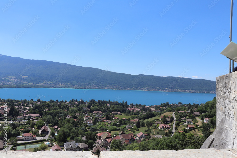 Le lac d'Annecy vu depuis le château de Menthon, ville de Menthon ...