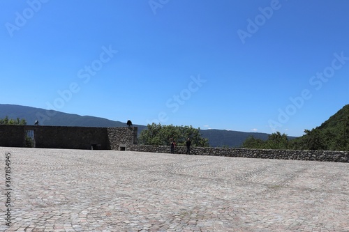 Terrasse en pierre du château de Menthon, ville de Menthon - Saint Bernard, département Haute Savoie, France