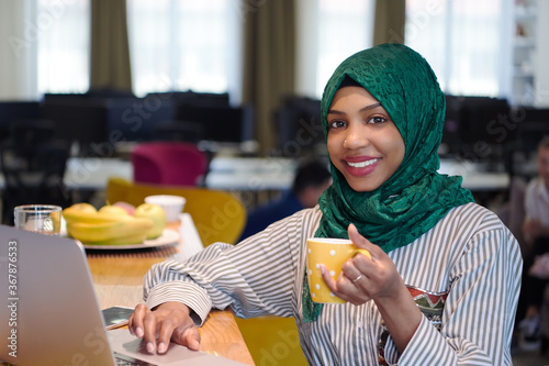 Fototapet african muslim business woman drinking tea