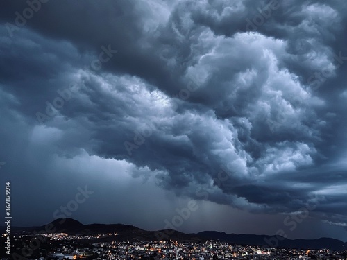 storm clouds over the city © Oscar
