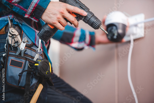 Foto CCTV installation with young Asian technicians
