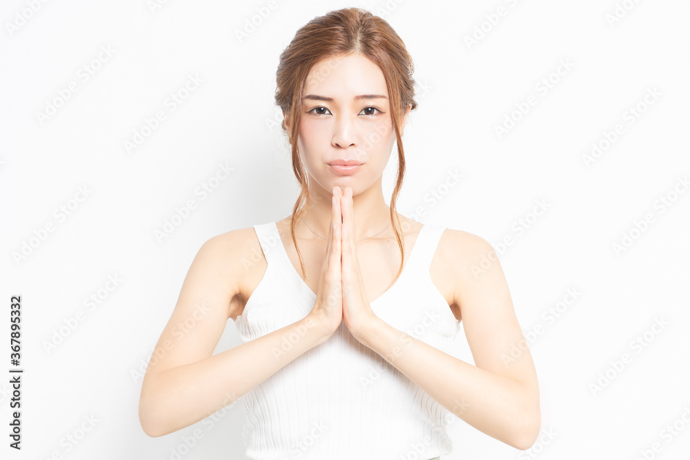 お願いのジェスチャーをする若い女性 お願いのジェスチャーをする若い女性