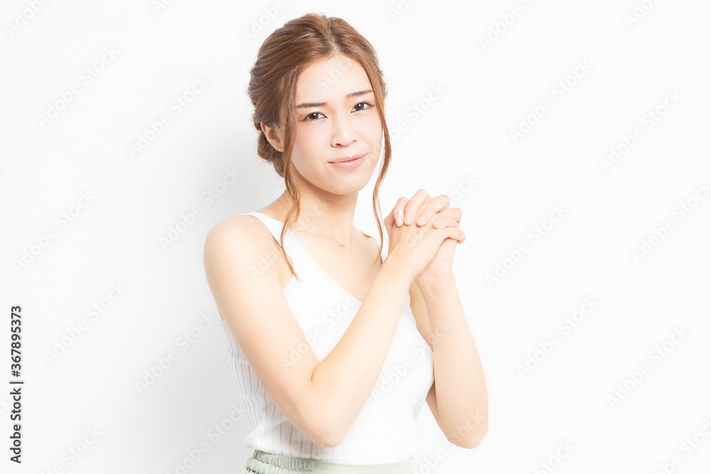 お願いのジェスチャーをする若い女性