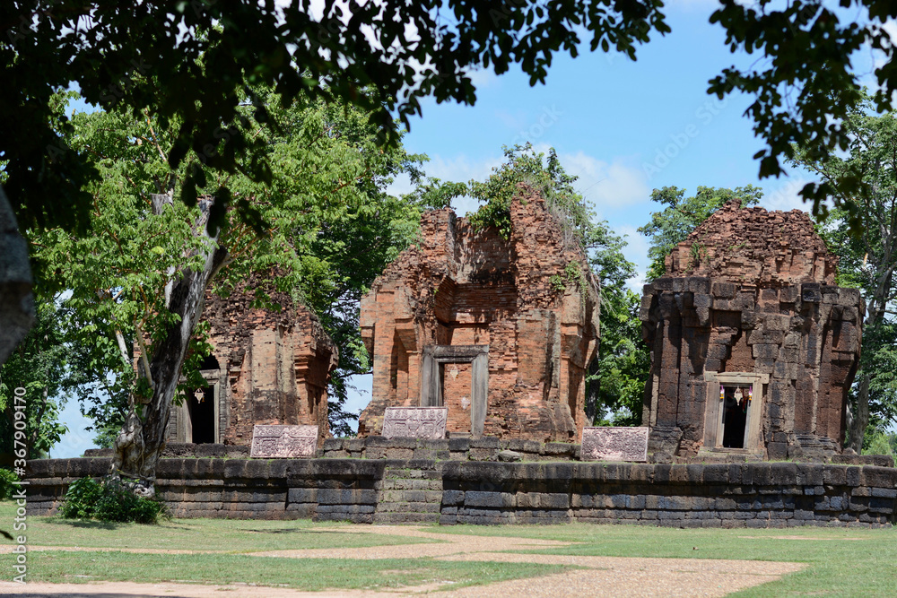 Naklejka premium Ancient Khmer castle at Prangku Sisaket Thailand