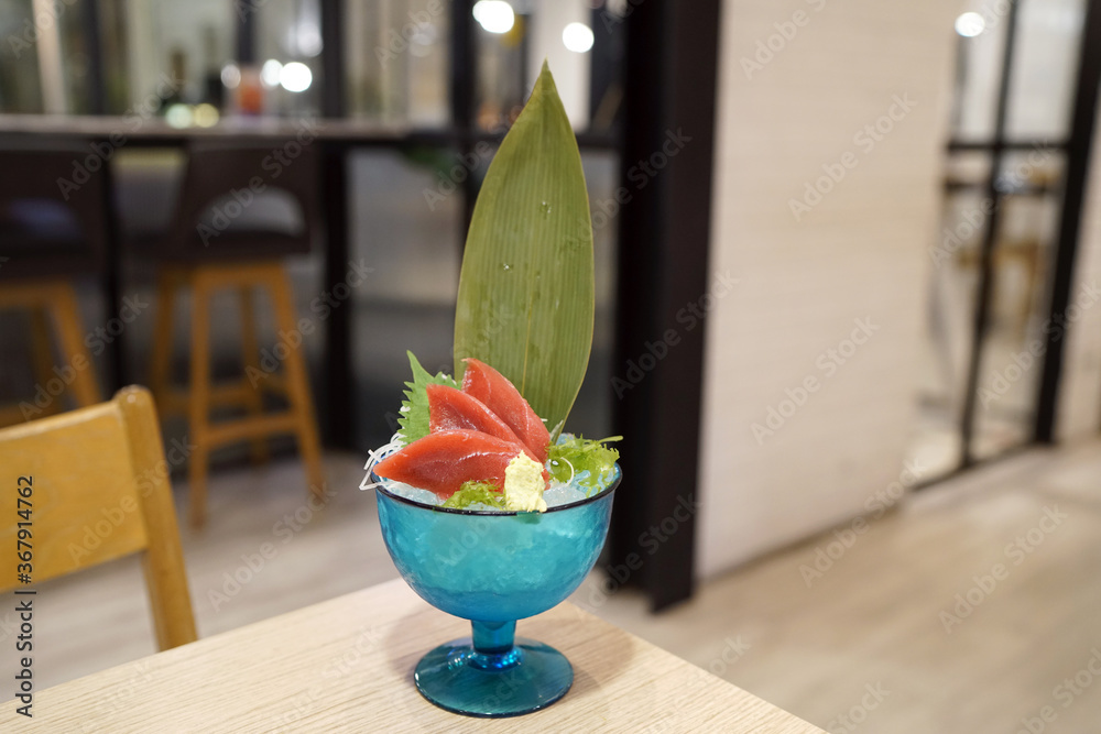 Φωτογραφία Honmaguro Chutoro Sashimi Set, served with wasabi and seaweed on ice, A parts of blue fin tuna
