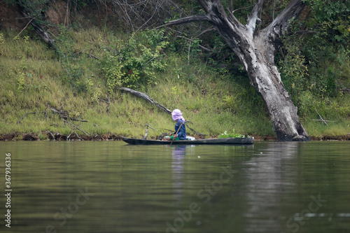 canoa artesanal río photo