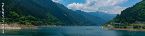 奥秩父もみじ湖の夏の横長風景／埼玉県秩父市