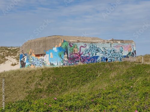 Graffiti an einem Bunker aus dem zweiten Weltkrieg photo