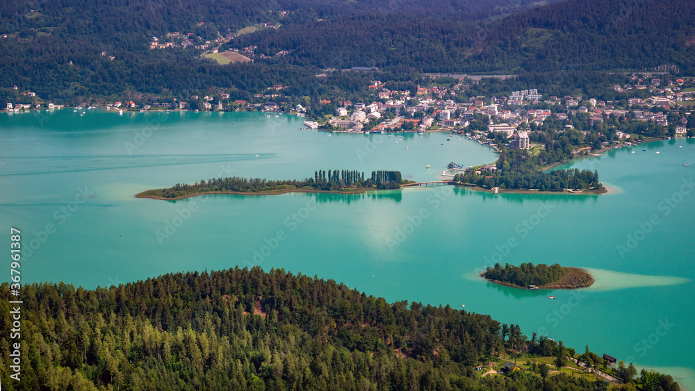 Fototapeta premium Blick auf Pörtschach, Kapuzinerinsel, Blumeninsel, Schlangeninsel im Wörthersee, Kärtnen, Österreich im Sommer