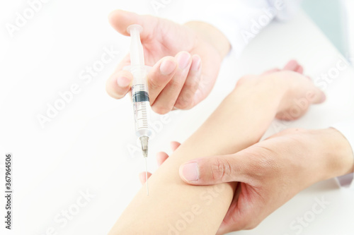 腕に注射をするクローズアップの医療イメージ