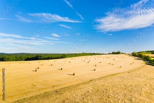 Cette photo a été prise vers Nevers, dans la Nièvre, en Bourgogne, en France, en été, en drone. Elle montre des champs de blé et des bottes de paille après la moisson.
