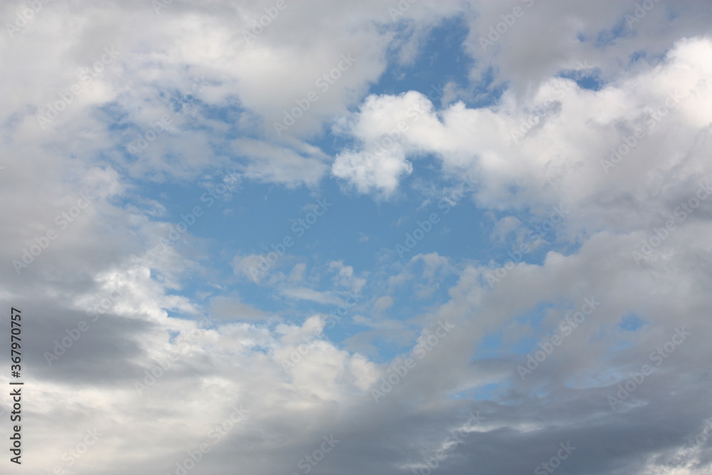 Blauer Himmel mit Wolkenbildung