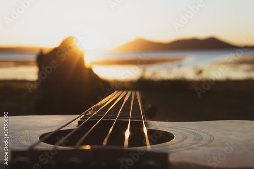 Tapety artystyczne guitar on the beach