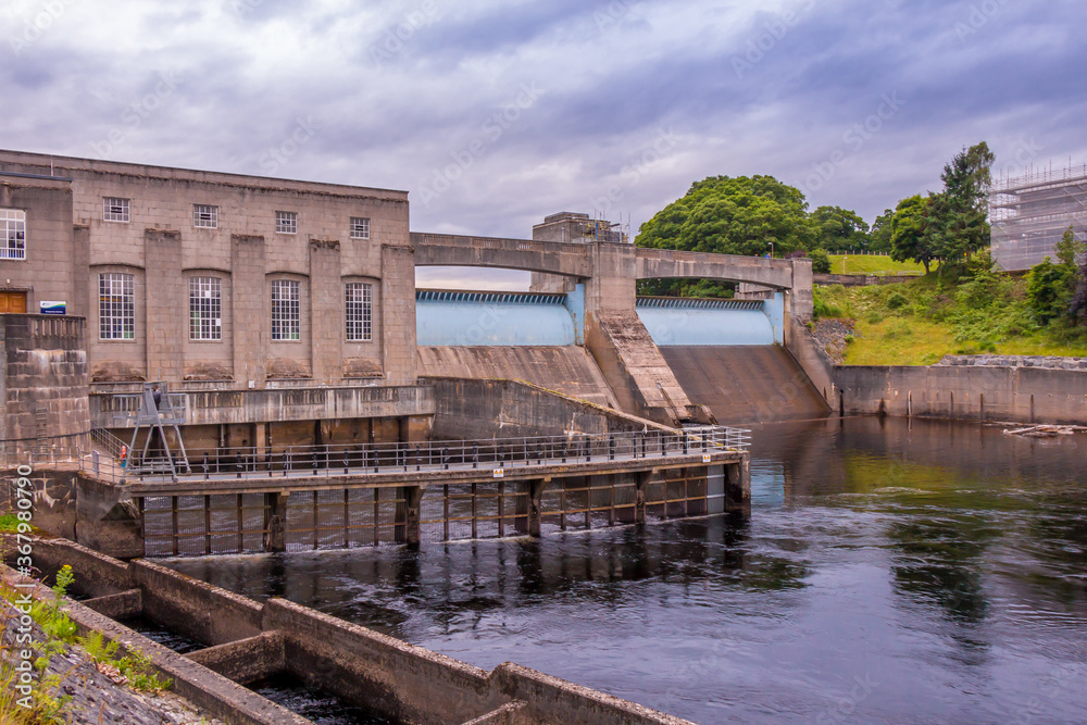 Naklejka premium Pitlochry Dam, hydro electric power station and salmon ladder at twilight