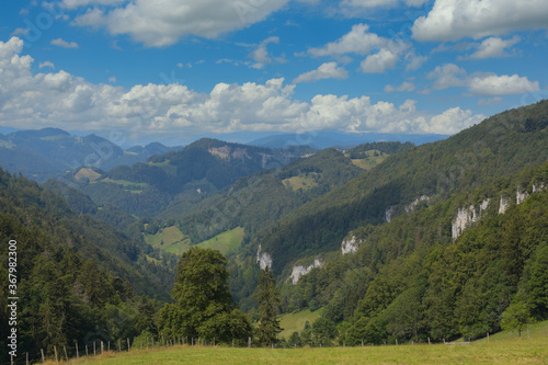 Ausblicke vom Vogelberg im Naturpark Thal im Schweizer Jura