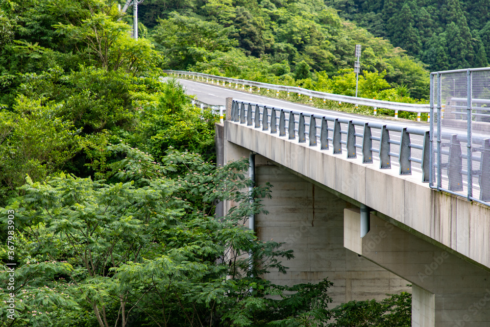 山の中の橋と道路 山の中の橋と道路