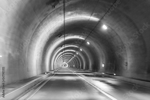 Fototapeta Naklejka Na Ścianę i Meble -  モノクロの無人のトンネル