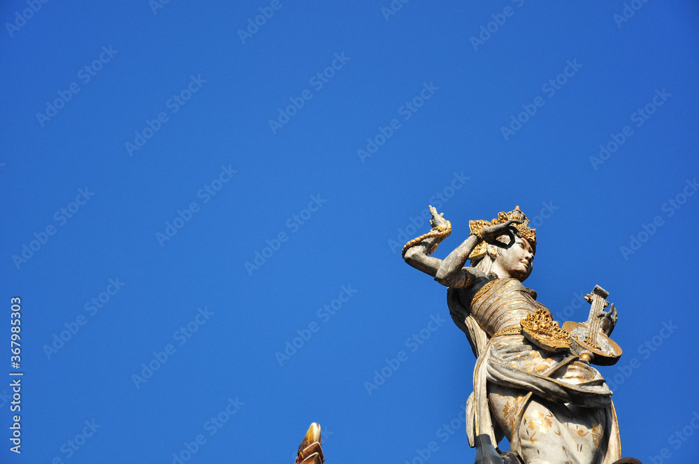 Fototapeta premium ウブドのサラスヴァティの石像と空