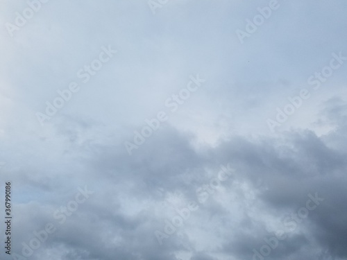 空・曇り・朝、昼・乱層雲（雨雲）・雲7割Sky, cloudy, morning, daytime, stratus clouds (rain clouds), clouds 70%