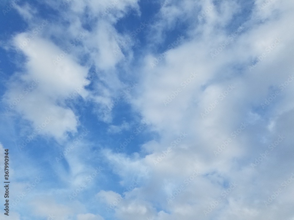 Fototapeta premium 晴れ・青空（天色）・朝、昼・巻層雲（うす雲）・雲7割Clear, blue sky (sky color), morning, daytime, cirrus stratus (thin cloud), cloud 70%