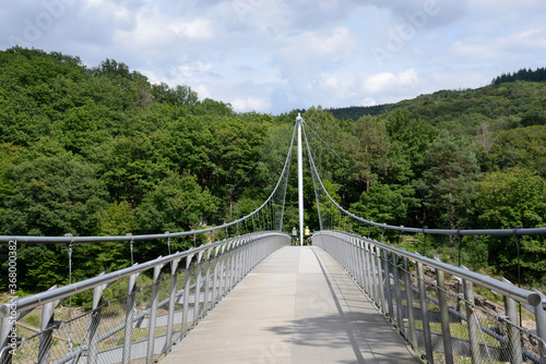 Hängebrücke an der Urfttalsperre in der Eifel