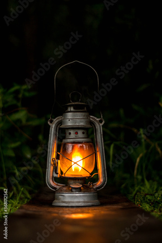 lampara antigua en el bosque