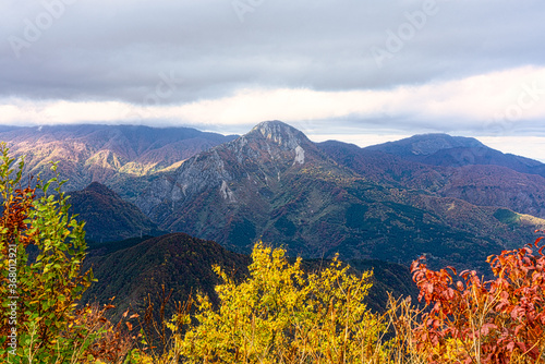 戸倉山の頂上から見える紅葉する山々
