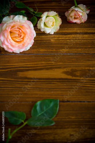 Fototapeta Naklejka Na Ścianę i Meble -  small bouquet of beautiful pink roses on a wooden table