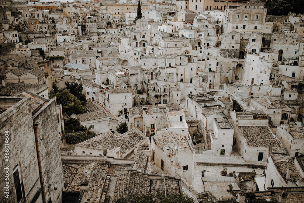 Fototapeta premium Die Dächer der Altstadt von Matera in Italien am Abend 